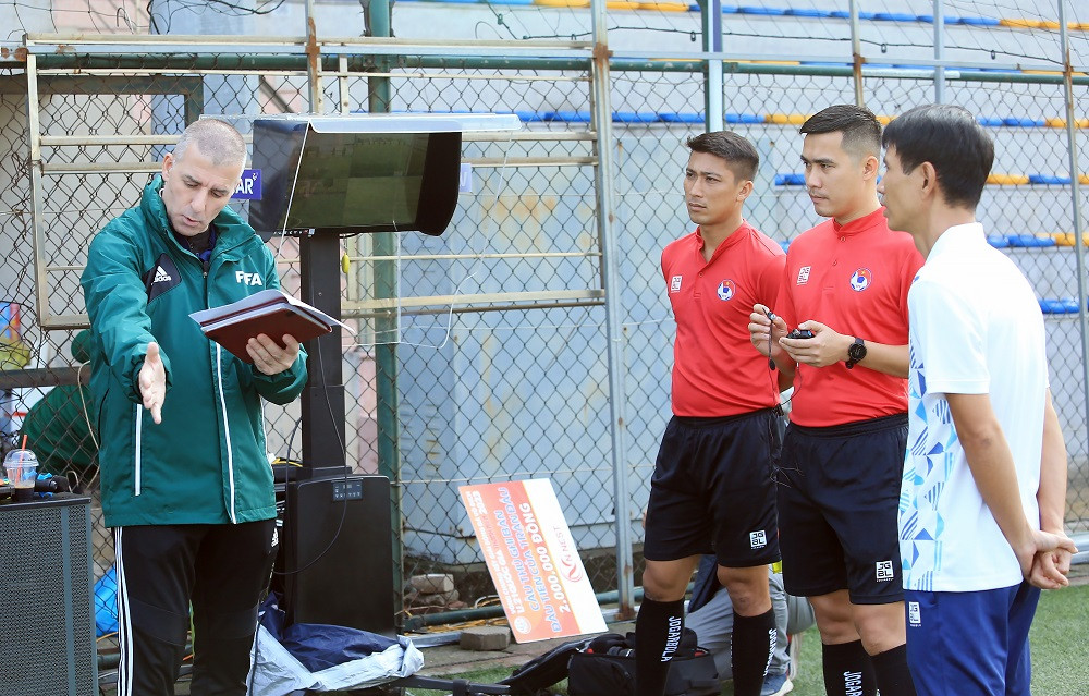 Giảng viên FIFA hướng dẫn các trọng tài Việt Nam thực hành VAR
