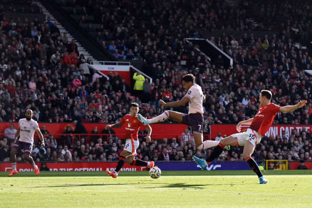 Hojlund lập công, MU ngược dòng thắng Brentford ảnh 10