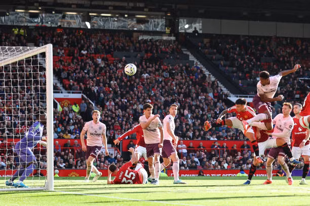 Hojlund lập công, MU ngược dòng thắng Brentford ảnh 13