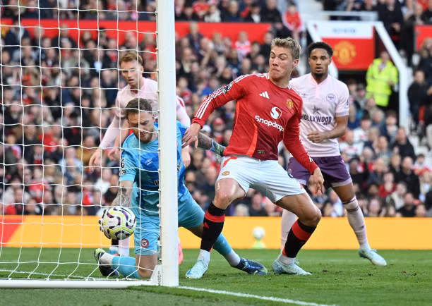 Hojlund lập công, MU ngược dòng thắng Brentford ảnh 12