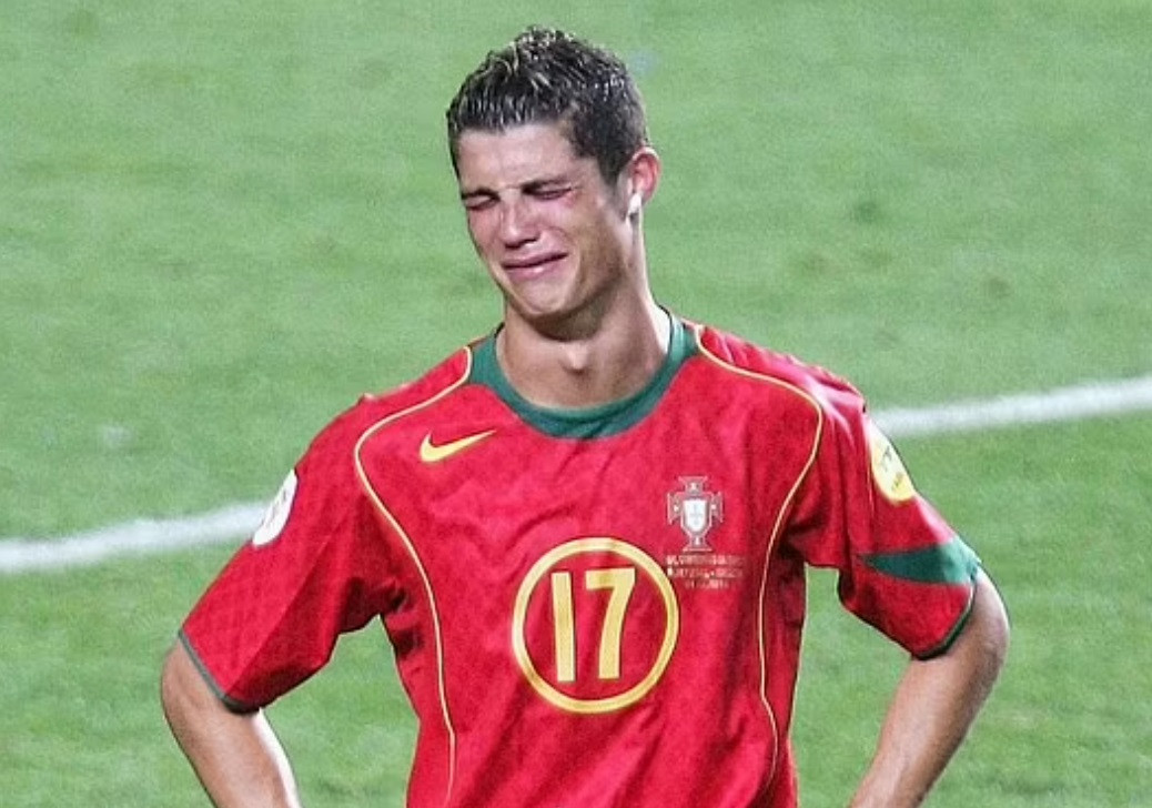 Hình ảnh Ronaldo khóc sau trận chung kết EURO 2004 gây ấn tượng mạnh với người hâm mộ