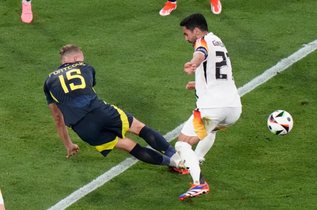 Cận cảnh pha xoạc bóng nguy hiểm của Ryan Porteous Cận cảnh pha xoạc bóng nguy hiểm của Ryan Porteous