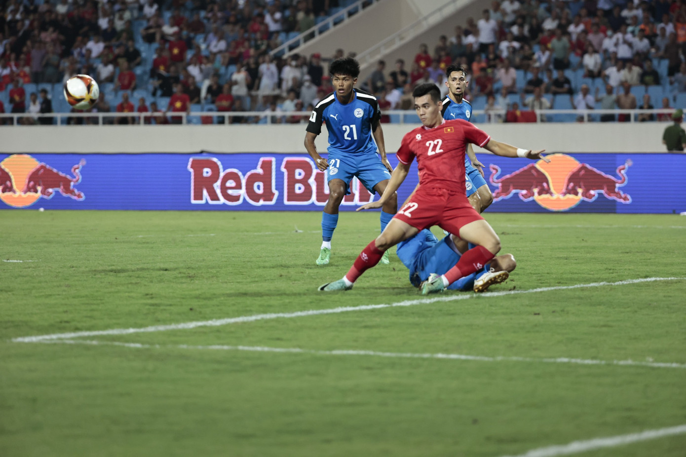 Tiến Linh tiến gần bàn thắng. Ảnh: Như Ý Tiến Linh tiến gần bàn thắng. Ảnh: Như Ý