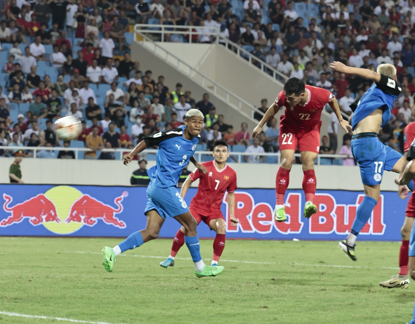 Tiến Linh đánh đầu dũng mãnh. Pha làm bàn sở trường của tiền đạo Bình Dương. Ảnh: Như Ý Tiến Linh đánh đầu dũng mãnh. Pha làm bàn sở trường của tiền đạo Bình Dương. Ảnh: Như Ý