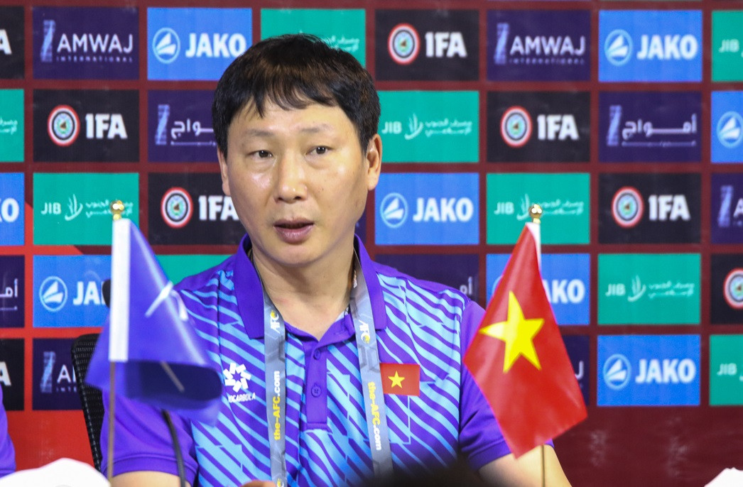 HLV Kim Sang-sik trong buổi họp báo tại Iraq. Ảnh: VFF