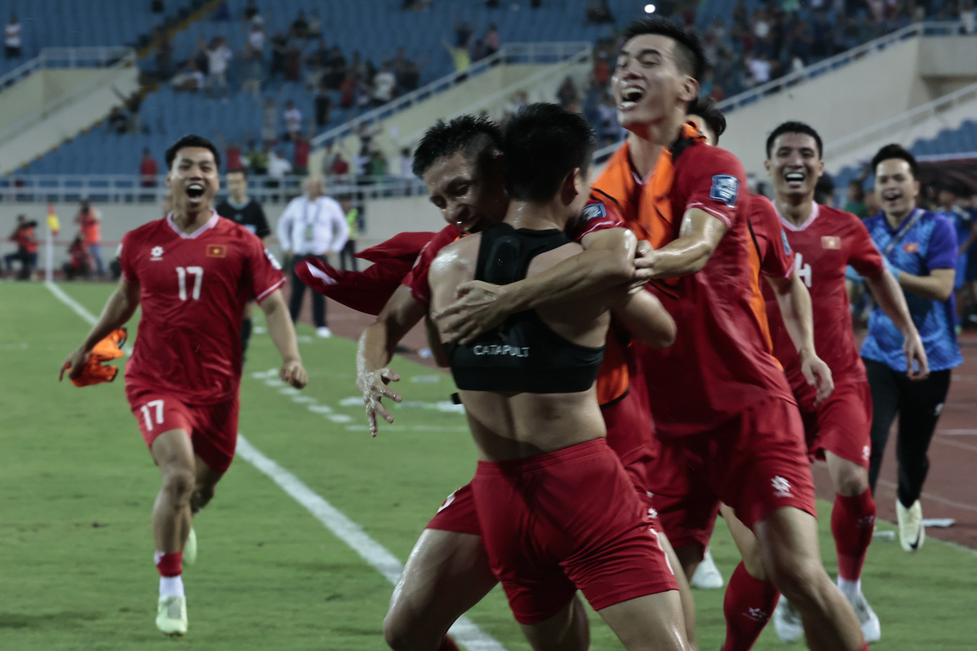 Các cầu thủ Việt Nam vỡ òa sung sướng. Ảnh: Như Ý Các cầu thủ Việt Nam vỡ òa sung sướng. Ảnh: Như Ý