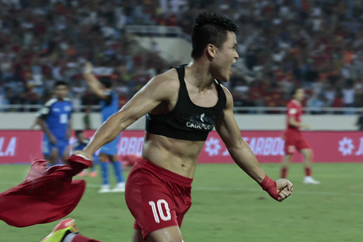 Tuấn Hải cởi áo ăn mừng và vui vẻ nhận thẻ vàng sau đó. Ảnh: Như Ý Tuấn Hải cởi áo ăn mừng và vui vẻ nhận thẻ vàng sau đó. Ảnh: Như Ý