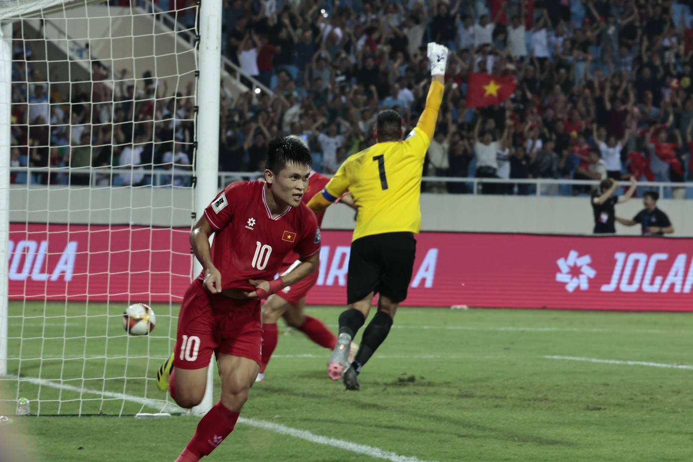 Tiền đạo Hà Nội FC không hề việt vị. Ảnh: Như Ý Tiền đạo Hà Nội FC không hề việt vị. Ảnh: Như Ý