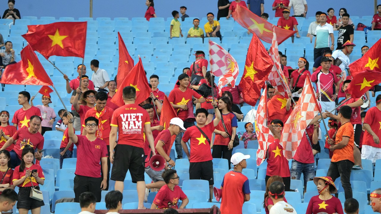 Các nhóm cổ động viên cũng không còn đông như các trận đấu trước. Ảnh: Mạnh Thắng Các nhóm cổ động viên cũng không còn đông như các trận đấu trước. Ảnh: Mạnh Thắng