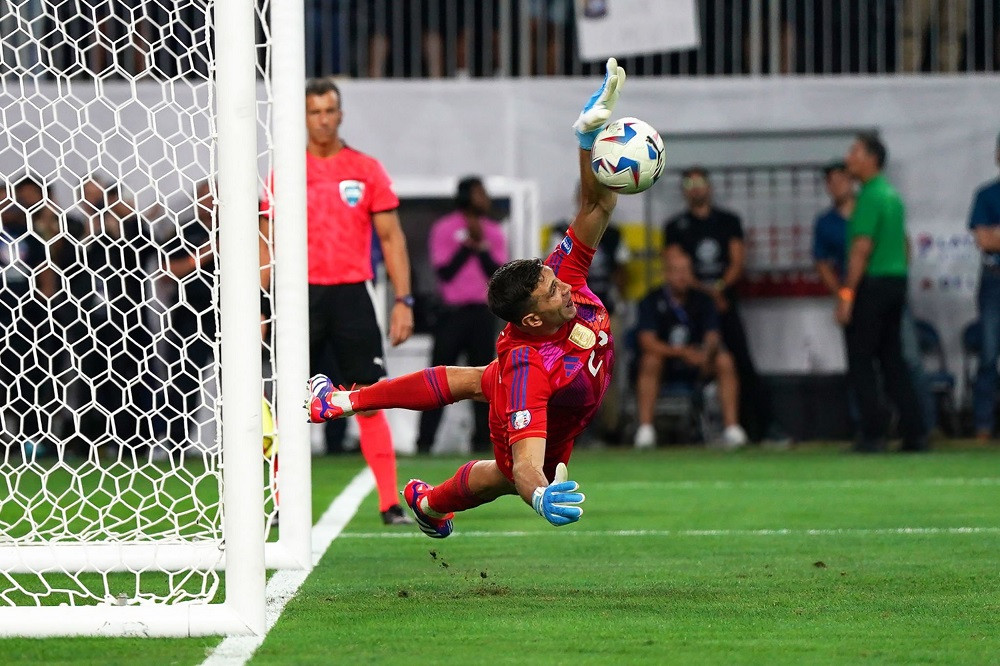 Martinez tiếp tục đóng vai người hùng giải cứu Messi và Argentina