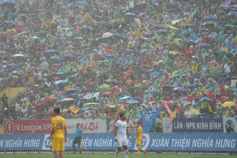 Mưa trắng trời tại sân Thiên Trường. Ảnh: Mạnh Thắng