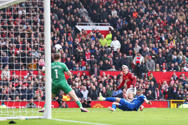 MU đánh bại Everton bằng 2 pha phạt đền ảnh 15