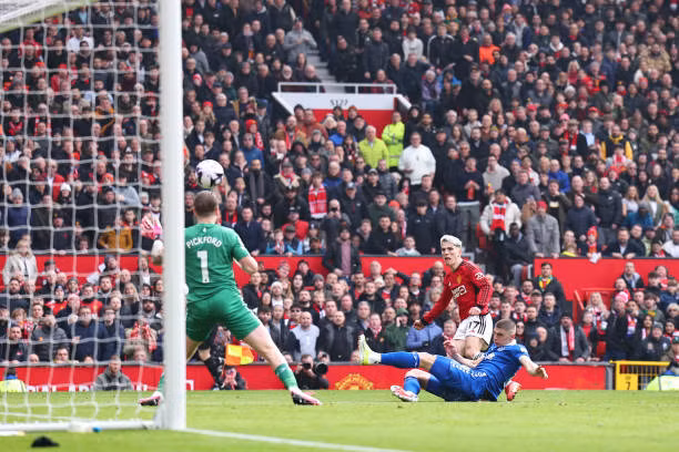 MU đánh bại Everton bằng 2 pha phạt đền ảnh 15
