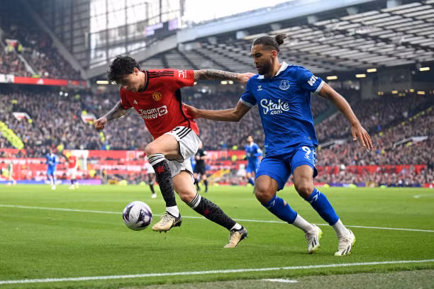 MU đánh bại Everton bằng 2 pha phạt đền ảnh 17