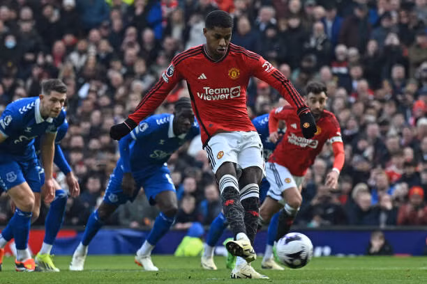 MU đánh bại Everton bằng 2 pha phạt đền ảnh 11