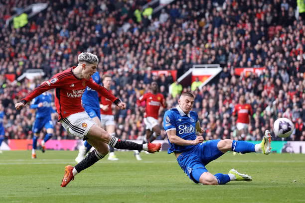 MU đánh bại Everton bằng 2 pha phạt đền ảnh 14