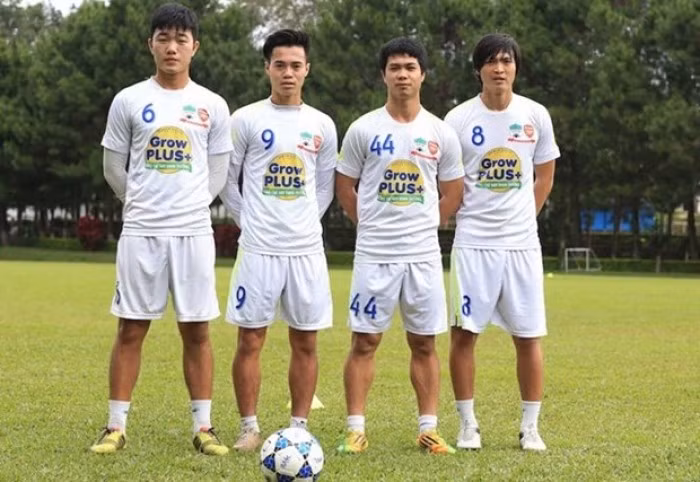 Các cầu thủ tốt nghiệp học viện HAGL từng bị "trói chân" đến năm 28 tuổi Các cầu thủ tốt nghiệp học viện HAGL từng bị "trói chân" đến năm 28 tuổi