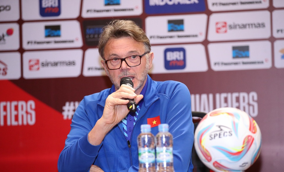 HLV Troussier trả lời họp báo tại Indonesia. Ảnh: VFF