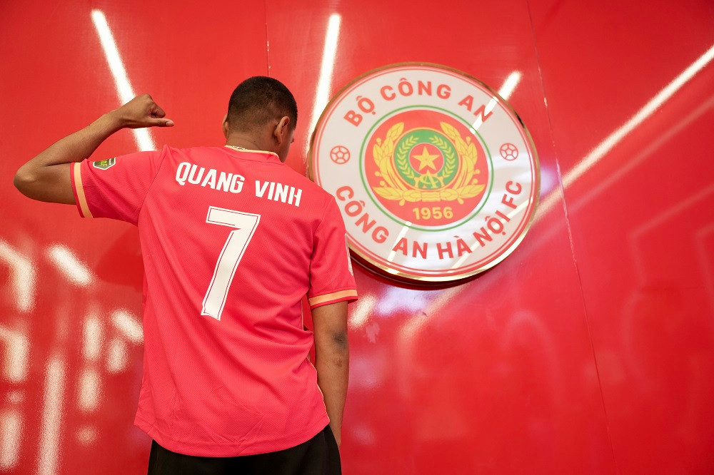 Quang Vinh mặc áo số 7 ở CLB Công an Hà Nội