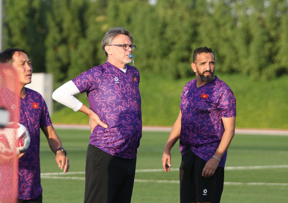 HLV Moulay Lahsen (phải) sẽ dẫn dắt U23 Việt Nam tạm thời. Ảnh: VFF HLV Moulay Lahsen (phải) sẽ dẫn dắt U23 Việt Nam tạm thời. Ảnh: VFF