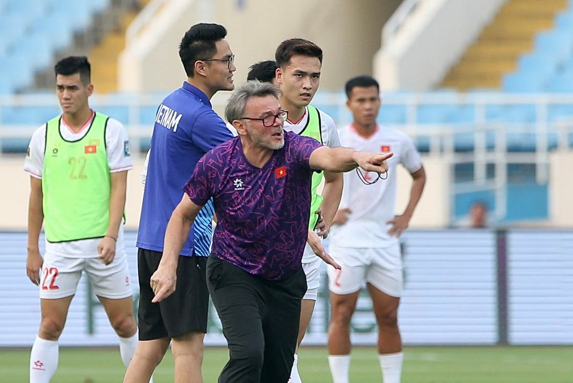 Việt Anh (sau) là một trong những cầu thủ yêu thích nhất của HLV Troussier Việt Anh (sau) là một trong những cầu thủ yêu thích nhất của HLV Troussier