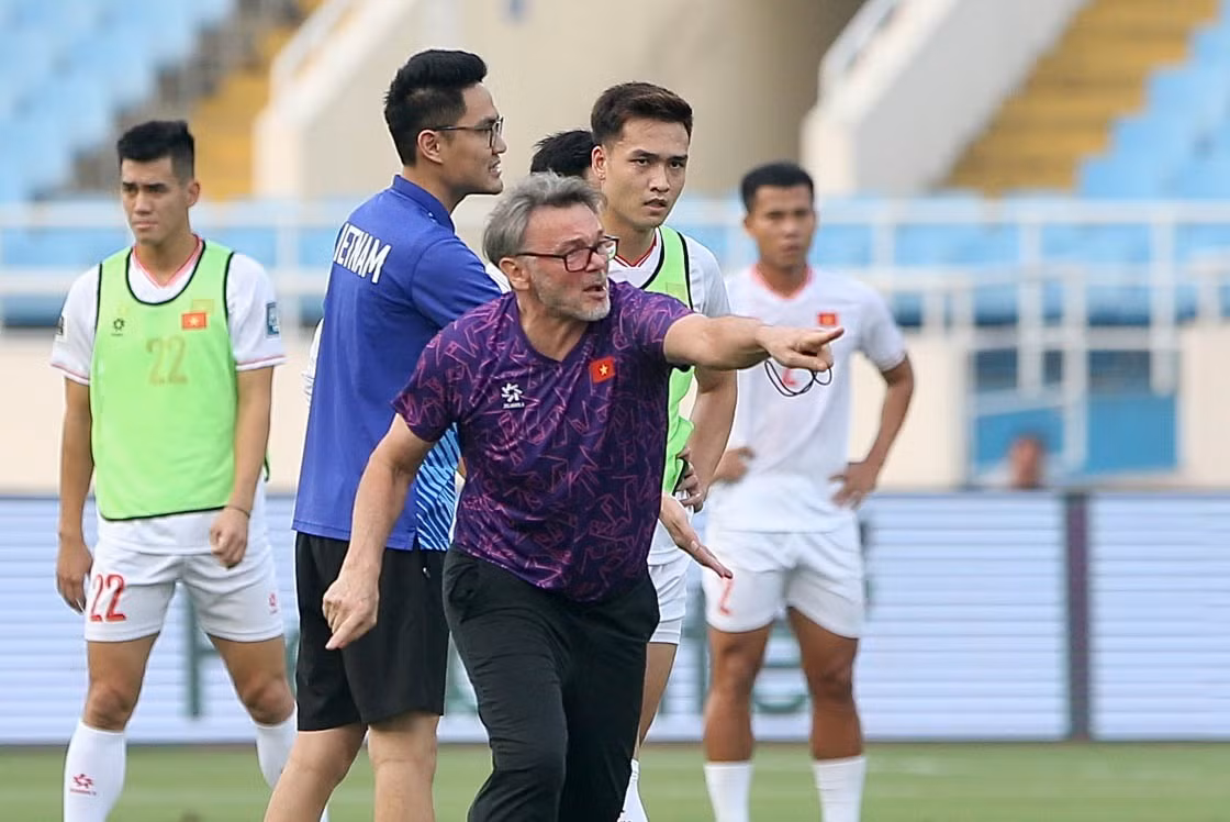 Việt Anh (sau) là một trong những cầu thủ yêu thích nhất của HLV Troussier Việt Anh (sau) là một trong những cầu thủ yêu thích nhất của HLV Troussier