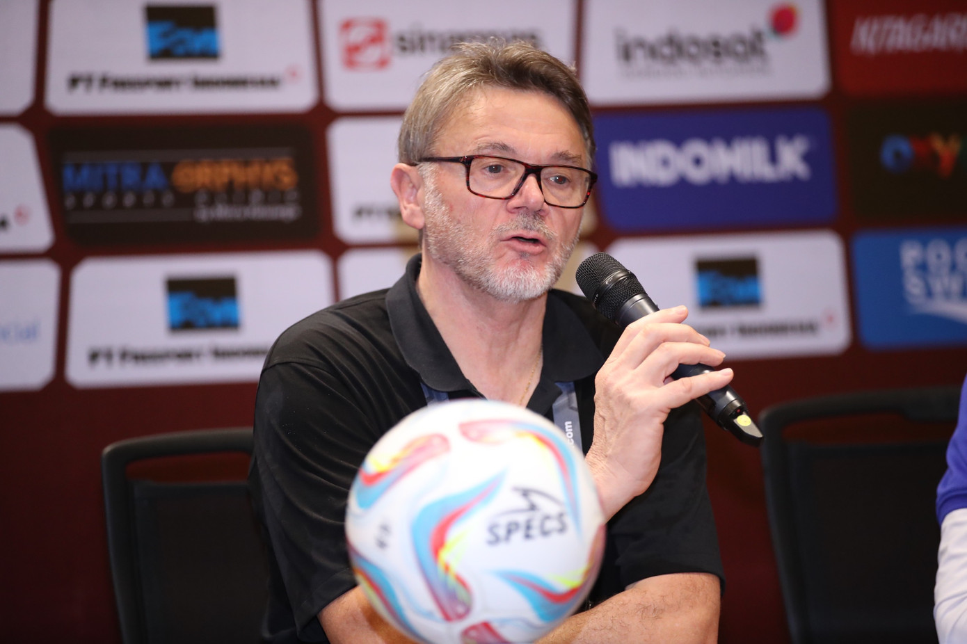 HLV Troussier từ chối nói về tương lai ở tuyển Việt Nam HLV Troussier từ chối nói về tương lai ở tuyển Việt Nam