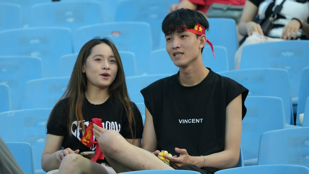 Một khu vực khán đài gần như bỏ trống. Ảnh: Mạnh Thắng Một khu vực khán đài gần như bỏ trống. Ảnh: Mạnh Thắng