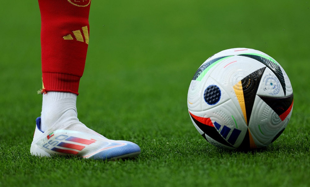 Cận cảnh đôi giày Yamal sử dụng ở EURO 2024