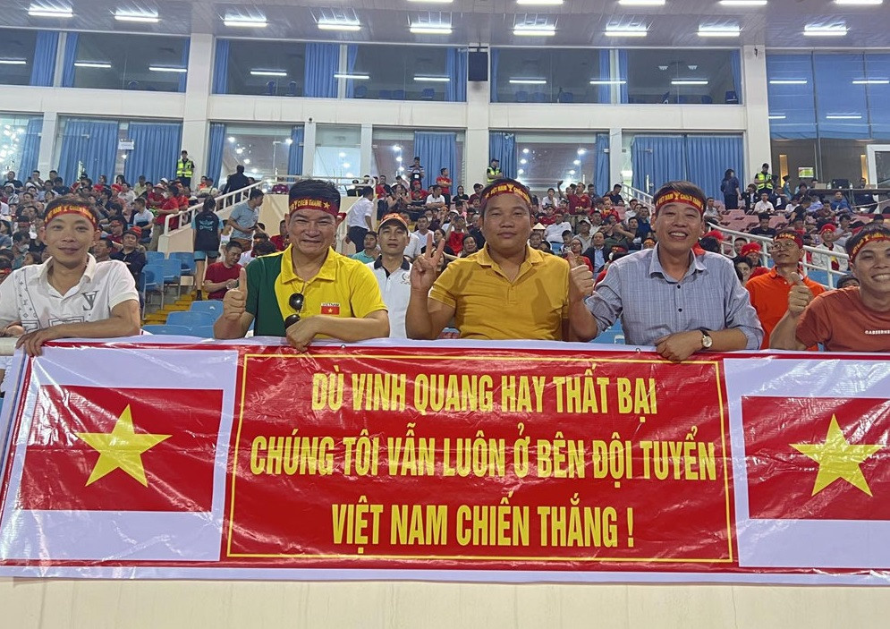 Một nhóm cổ động viên khẳng định tình yêu với tuyển Việt Nam. Ảnh: FPT Play