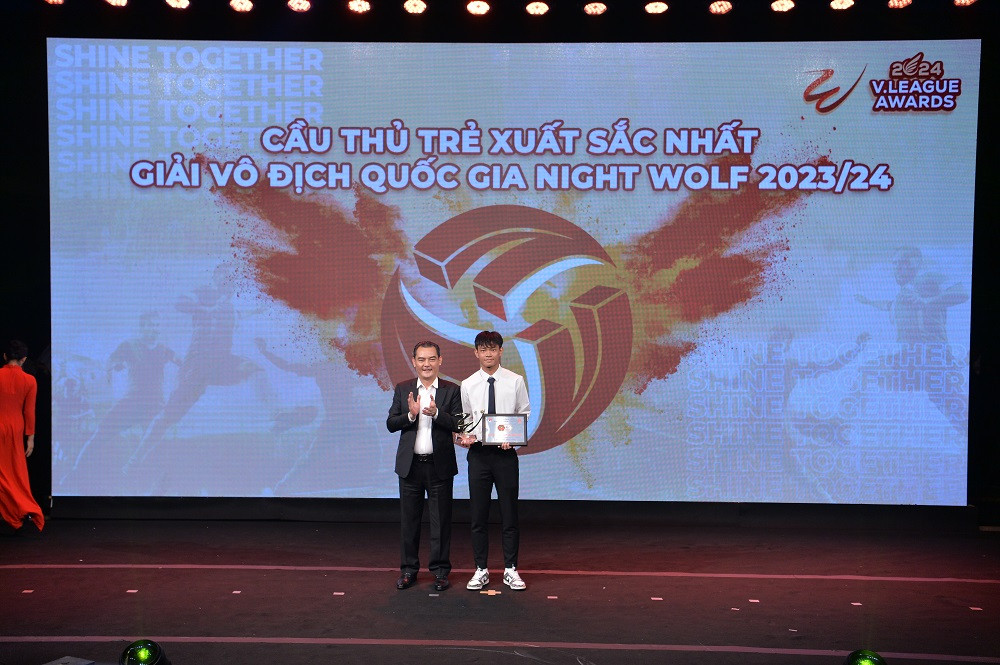 Vĩ Hào nhận giải Cầu thủ trẻ xuất sắc nhất V-League 2023/24 Vĩ Hào nhận giải Cầu thủ trẻ xuất sắc nhất V-League 2023/24