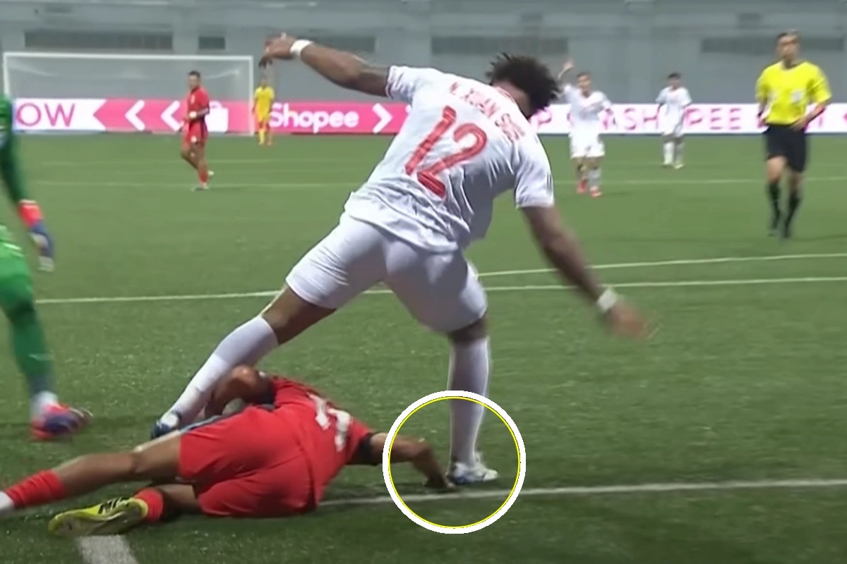 Tình huống Shakir Hamzah dùng tay ôm bóng trong vòng cấm Singapore Tình huống Shakir Hamzah dùng tay ôm bóng trong vòng cấm Singapore