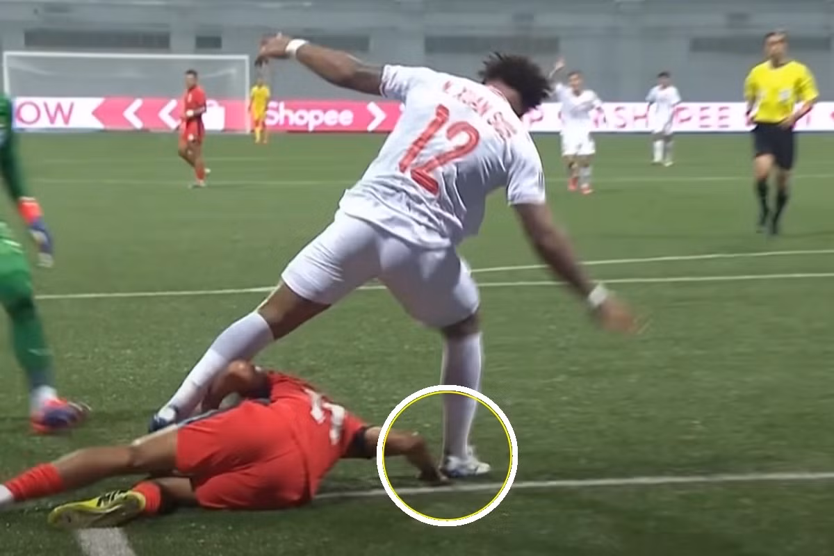 Tình huống Shakir Hamzah dùng tay ôm bóng trong vòng cấm Singapore