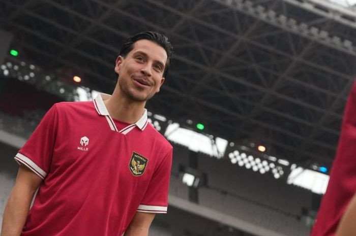 Tom Haye chụp ảnh cùng áo đấu của Indonesia Tom Haye chụp ảnh cùng áo đấu của Indonesia