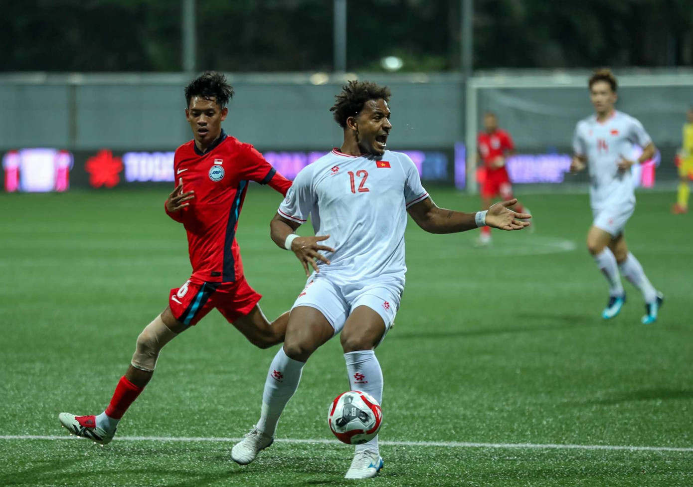 Song sát Tiến Linh-Xuân Son lên tiếng phút bù giờ, tuyển Việt Nam đánh bại Singapore 2-0 ảnh 5