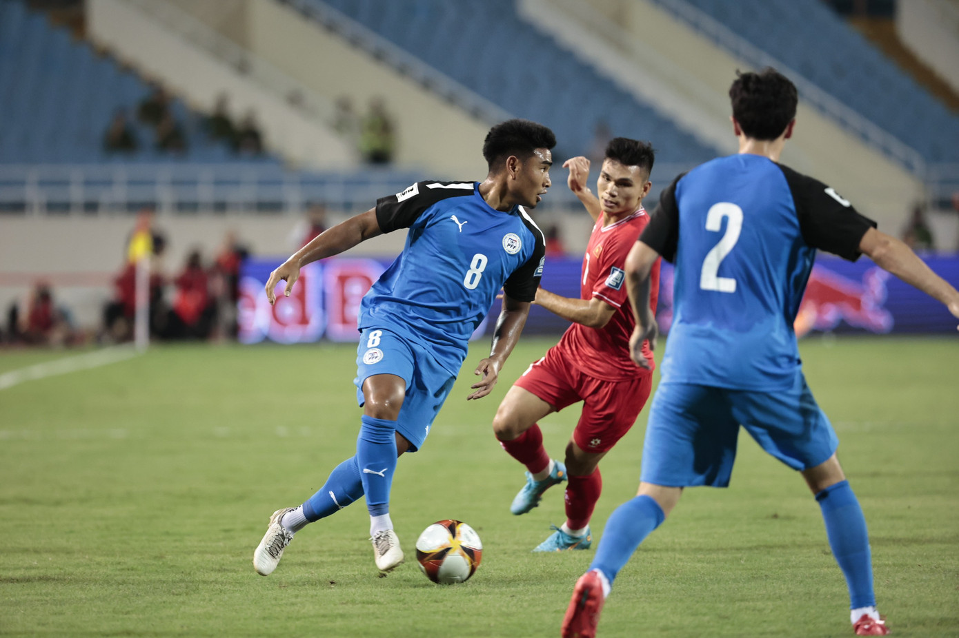 Hai cánh của Việt Nam bị bịt kín. Ảnh: Như Ý Hai cánh của Việt Nam bị bịt kín. Ảnh: Như Ý