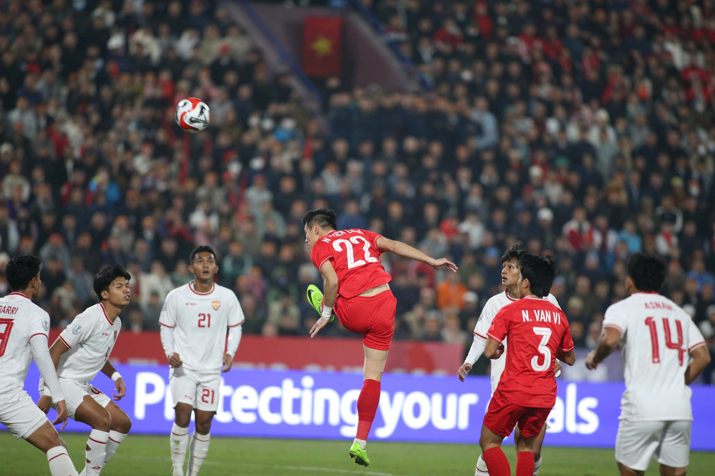 Tiến Linh đánh đầu không chính xác. Ảnh: Quyết Thắng Tiến Linh đánh đầu không chính xác. Ảnh: Quyết Thắng