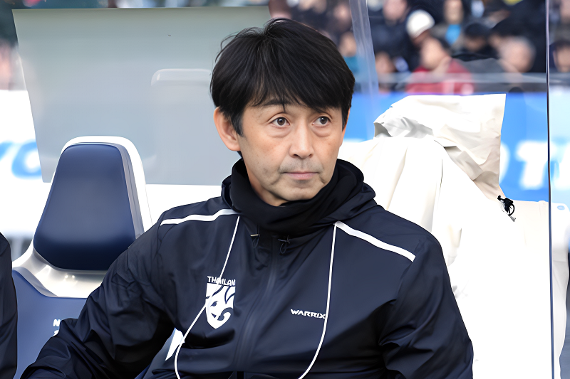 HLV Masatada Ishii trong trận ra mắt tuyển Thái Lan HLV Masatada Ishii trong trận ra mắt tuyển Thái Lan