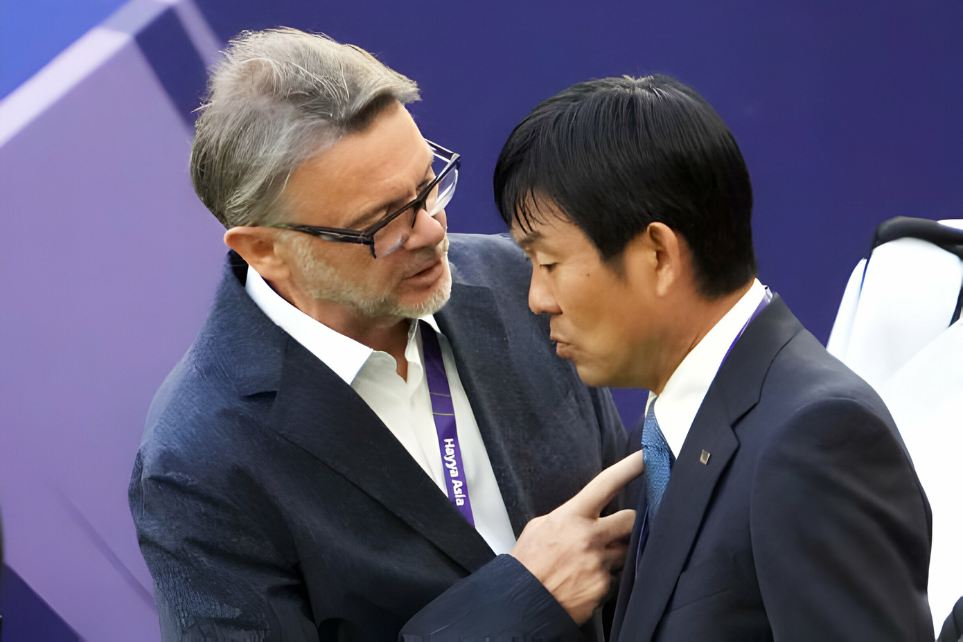 HLV Hajime Moriyasu và HLV Troussier trao đổi trước trận đấu. Ảnh: Getty HLV Hajime Moriyasu và HLV Troussier trao đổi trước trận đấu. Ảnh: Getty
