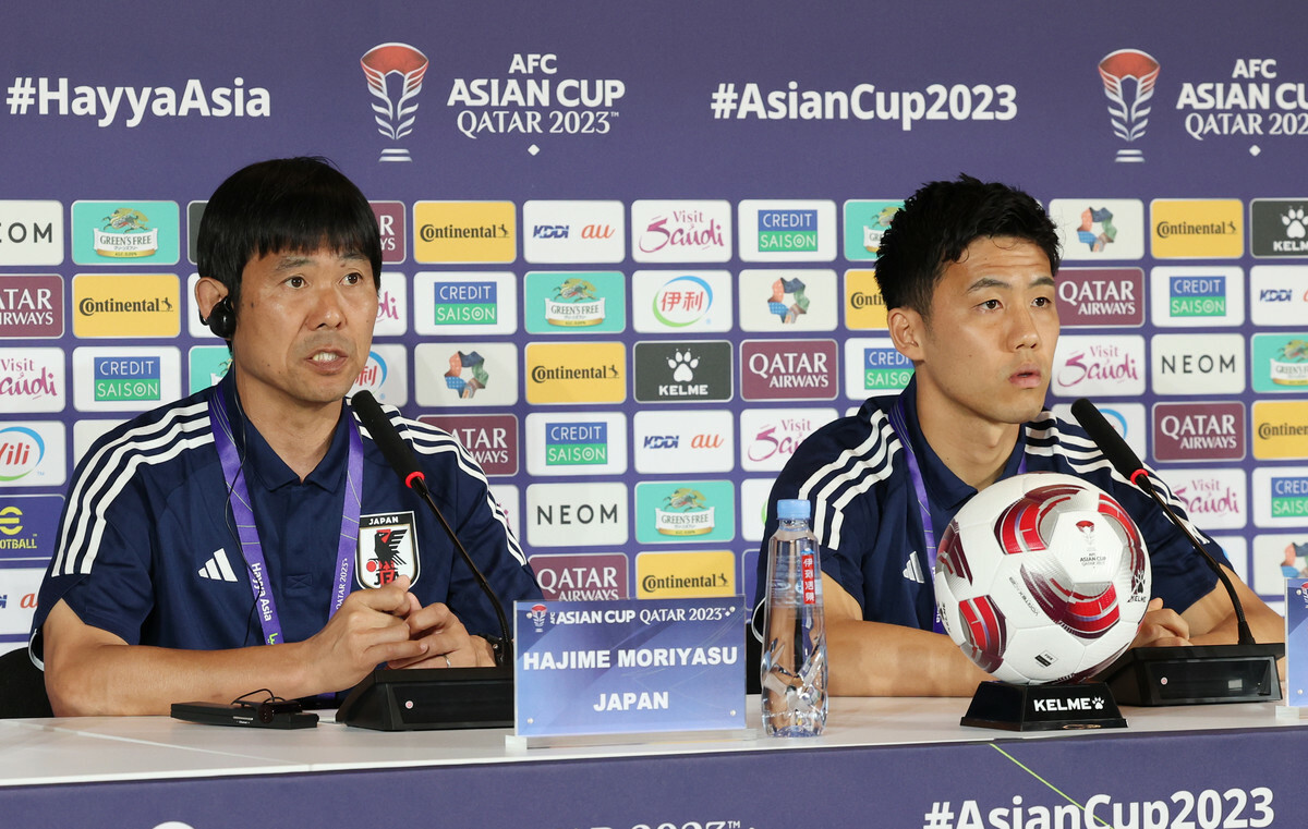 HLV Hajime Moriyasu và tiền vệ Endo tham gia họp báo trước trận gặp Việt Nam