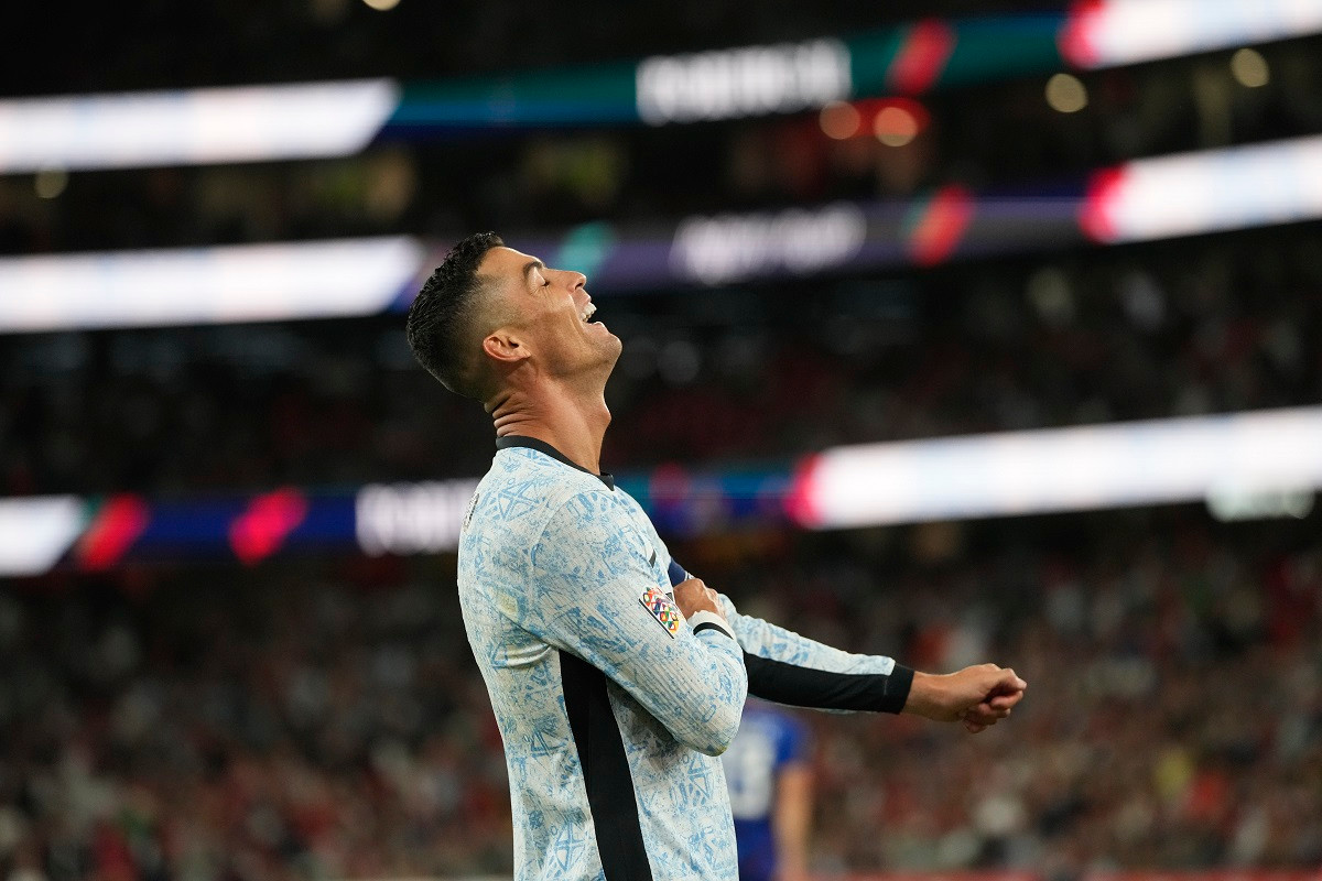 Ronaldo ăn mừng bàn thắng thứ 900 trong sự nghiệp