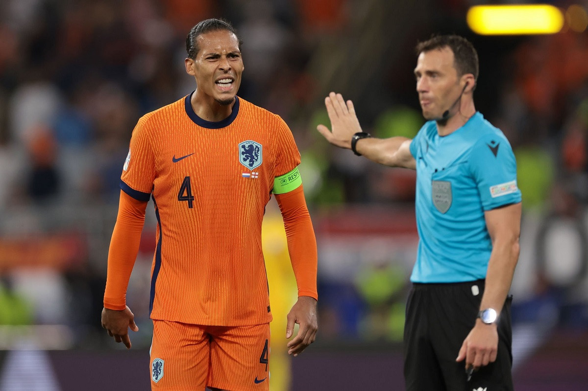 Van Dijk liên tục phàn nàn với trọng tài Felix Zwayer trong trận đấu Van Dijk liên tục phàn nàn với trọng tài Felix Zwayer trong trận đấu