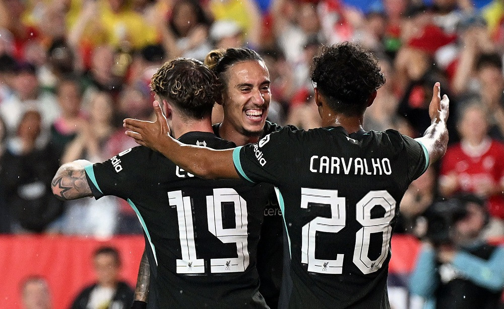 Các cầu thủ Liverpool ăn mừng bàn thắng