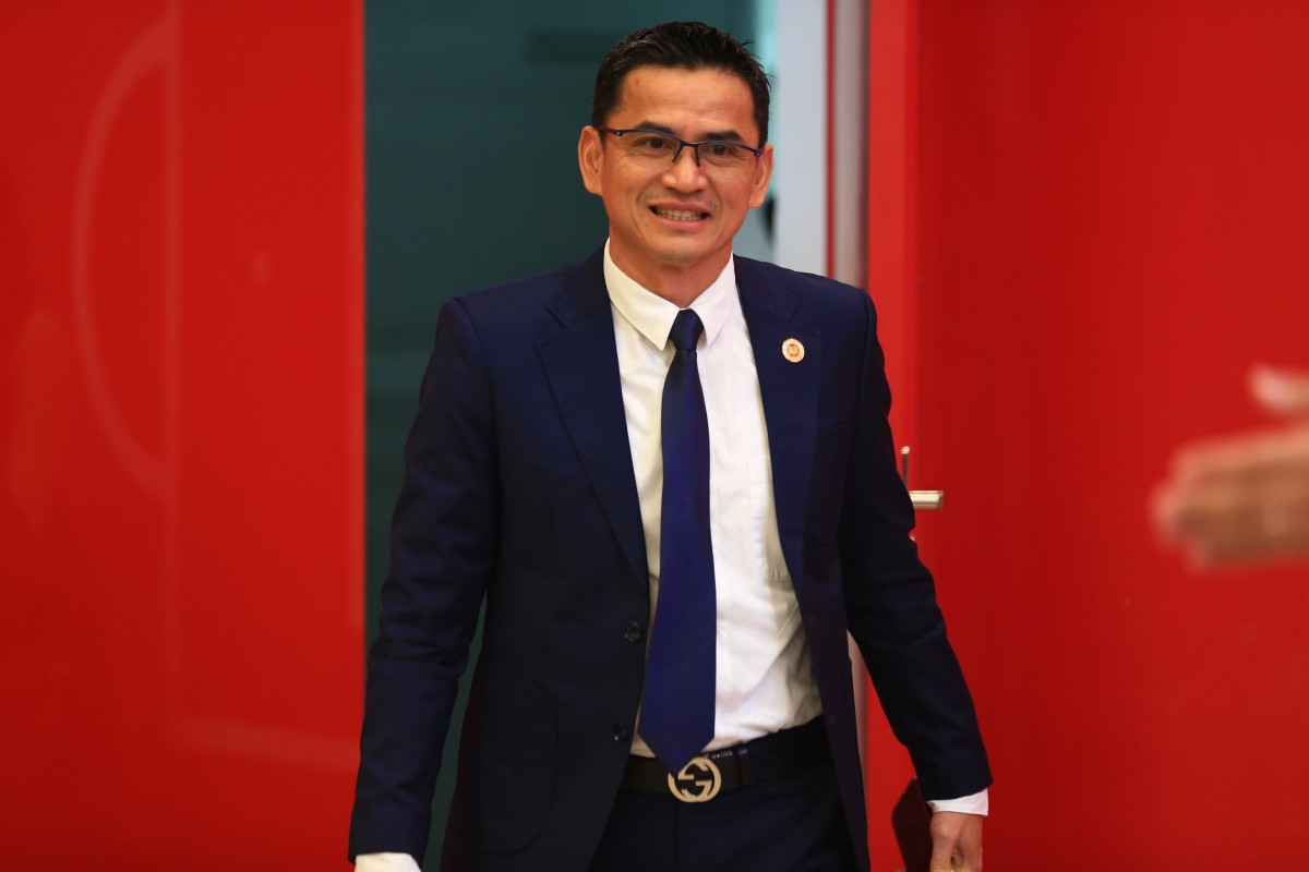 HLV Kiatisuk Senamuang tại văn phòng CLB Công an Hà Nội HLV Kiatisuk Senamuang tại văn phòng CLB Công an Hà Nội