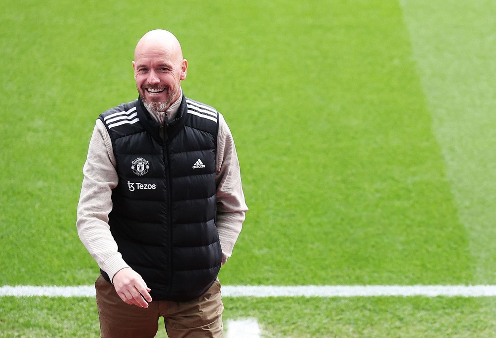 Ten Hag rạng rỡ đầy tự tin ở Villa Park