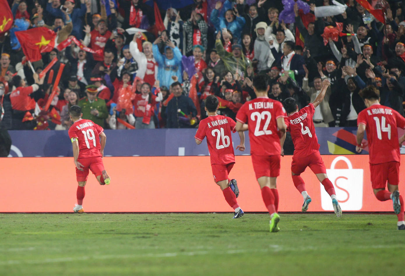 Quang Hải ghi bàn, Việt Nam chiếm ngôi đầu bảng B ảnh 16 Quang Hải ghi bàn, Việt Nam chiếm ngôi đầu bảng B ảnh 16