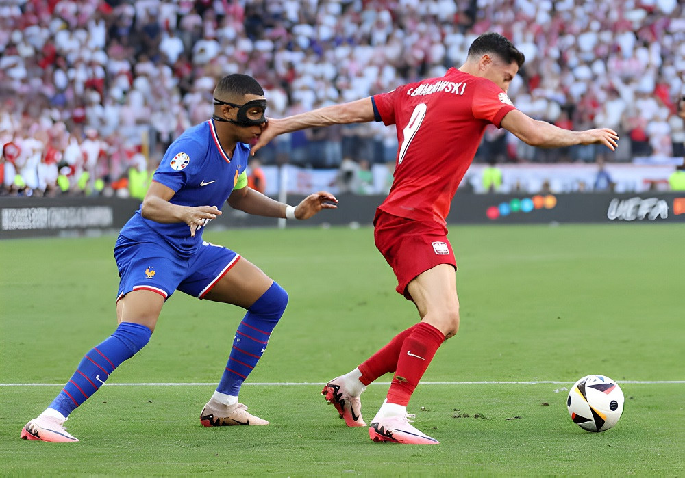 Tình huống khiến Mbappe nổi giận với Lewandowski