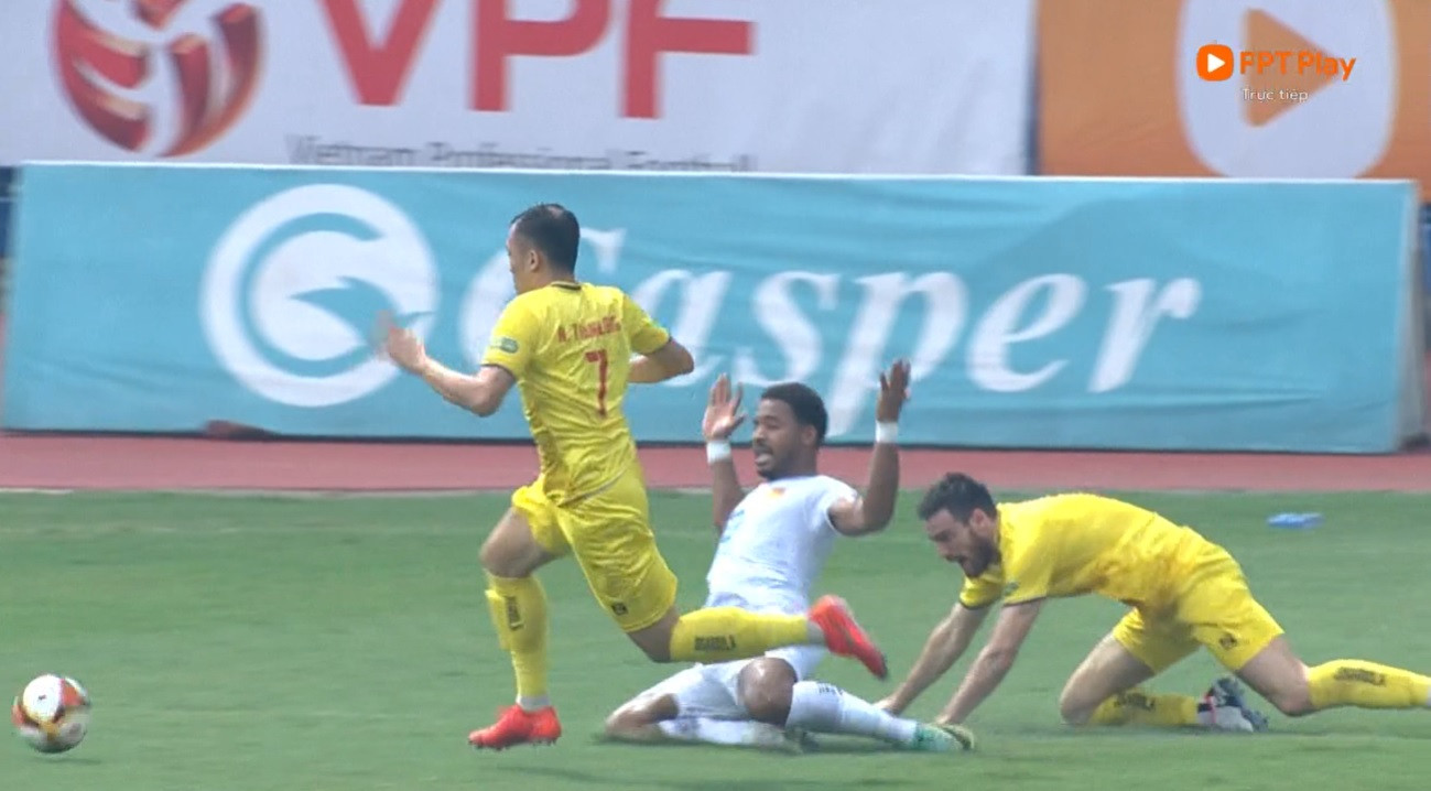 Rafaelson ghi 5 bàn, Thép Xanh Nam Định ngược dòng ấn tượng trước Đông Á Thanh Hoá ảnh 2 Rafaelson ghi 5 bàn, Thép Xanh Nam Định ngược dòng ấn tượng trước Đông Á Thanh Hoá ảnh 2