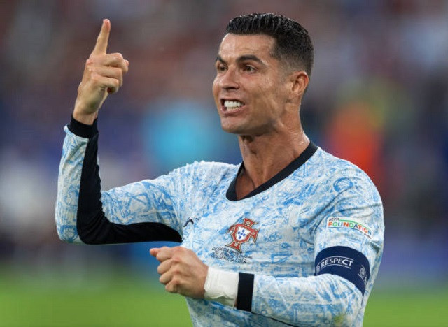 Ronaldo tỏ thái độ trong trận thua Georgia Ronaldo tỏ thái độ trong trận thua Georgia