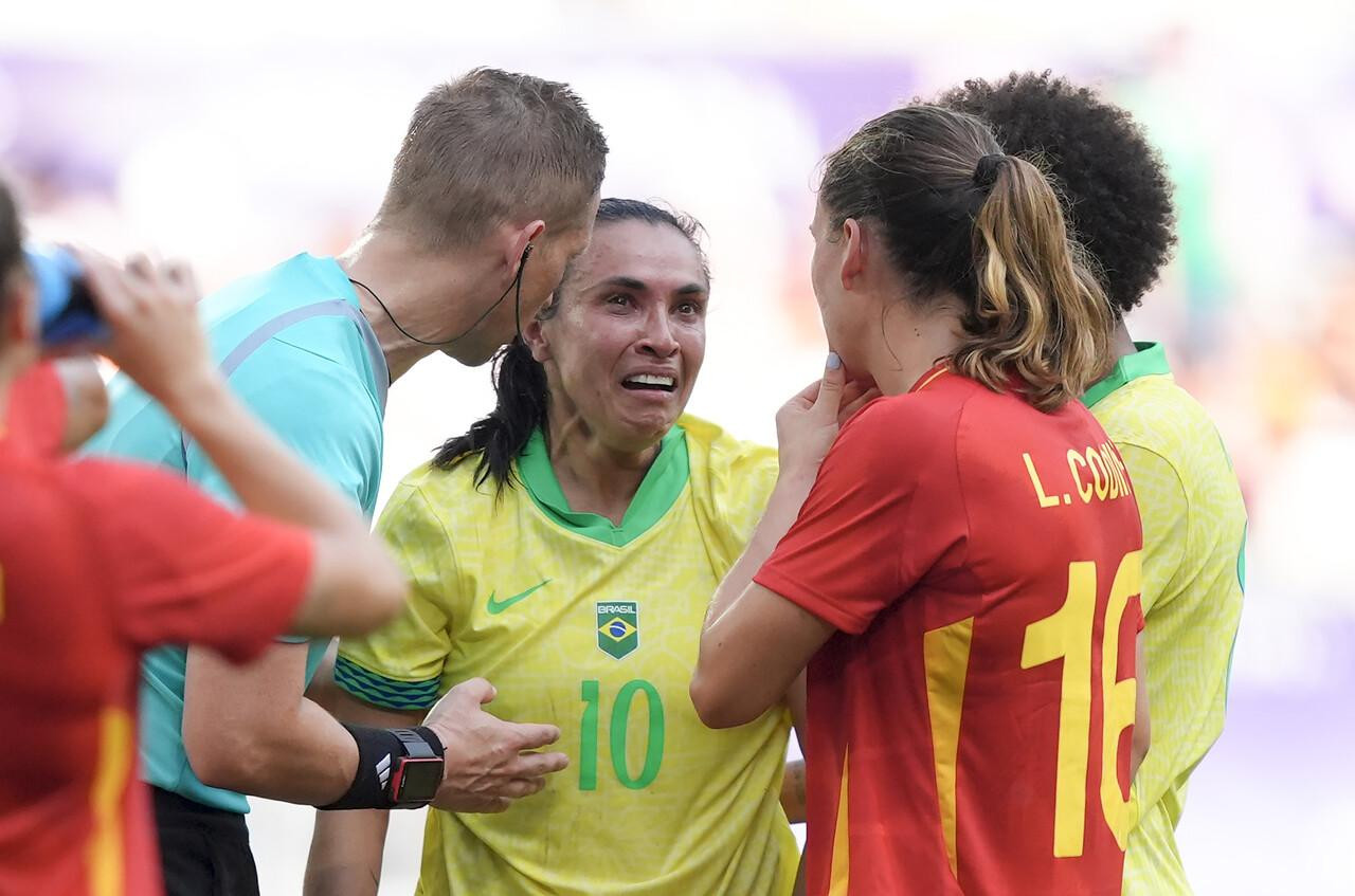 Marta khiến Brazil thua Tây Ban Nha 0-2 ở vòng bảng